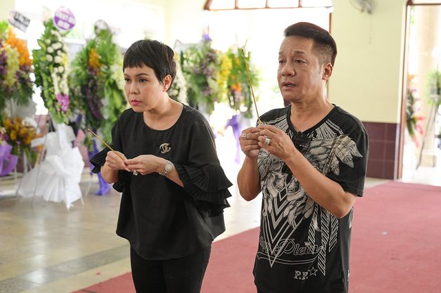 Gia đình Lê Bình trao 100 triệu ủng hộ nghệ sĩ nghèo theo di nguyện của ông - Ảnh 10.