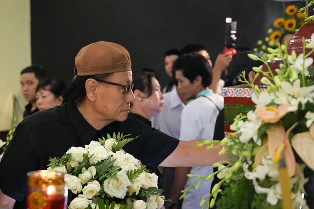 Đồng nghiệp tiễn đưa nghệ sĩ Lê Bình về nơi an nghỉ cuối cùng - Ảnh 3. Đồng nghiệp tiễn đưa nghệ sĩ Lê Bình về nơi an nghỉ cuối cùng - Ảnh 3.
