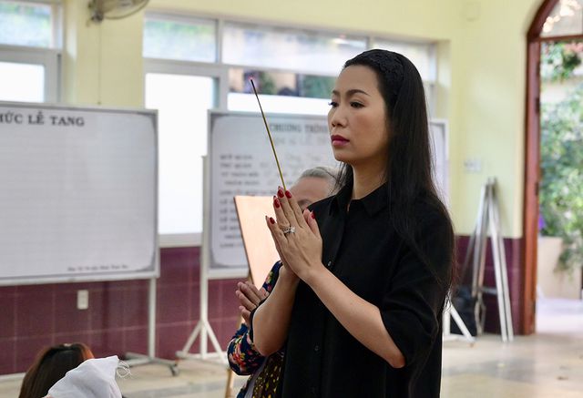 Đồng nghiệp tiễn đưa nghệ sĩ Lê Bình về nơi an nghỉ cuối cùng - Ảnh 5. Đồng nghiệp tiễn đưa nghệ sĩ Lê Bình về nơi an nghỉ cuối cùng - Ảnh 5.
