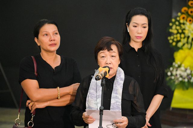 Đồng nghiệp tiễn đưa nghệ sĩ Lê Bình về nơi an nghỉ cuối cùng - Ảnh 7. Đồng nghiệp tiễn đưa nghệ sĩ Lê Bình về nơi an nghỉ cuối cùng - Ảnh 7.