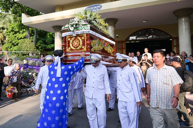 Đồng nghiệp tiễn đưa nghệ sĩ Lê Bình về nơi an nghỉ cuối cùng - Ảnh 10. Đồng nghiệp tiễn đưa nghệ sĩ Lê Bình về nơi an nghỉ cuối cùng - Ảnh 10.