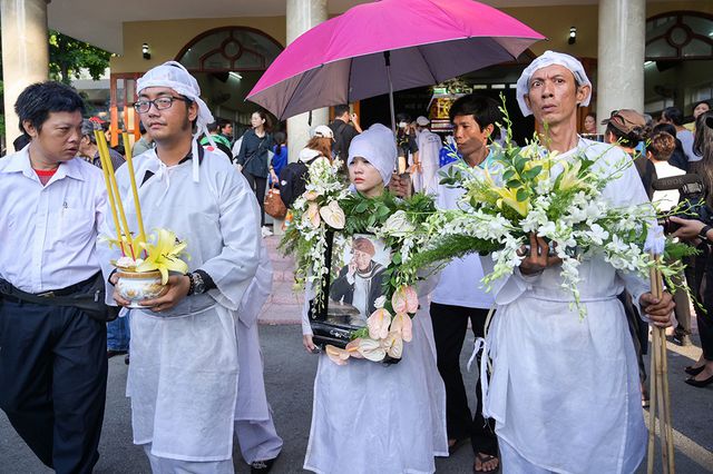 Đồng nghiệp tiễn đưa nghệ sĩ Lê Bình về nơi an nghỉ cuối cùng - Ảnh 11. Đồng nghiệp tiễn đưa nghệ sĩ Lê Bình về nơi an nghỉ cuối cùng - Ảnh 11.