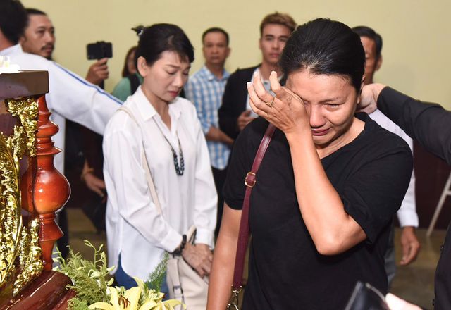 Đồng nghiệp tiễn đưa nghệ sĩ Lê Bình về nơi an nghỉ cuối cùng - Ảnh 15. Đồng nghiệp tiễn đưa nghệ sĩ Lê Bình về nơi an nghỉ cuối cùng - Ảnh 15.