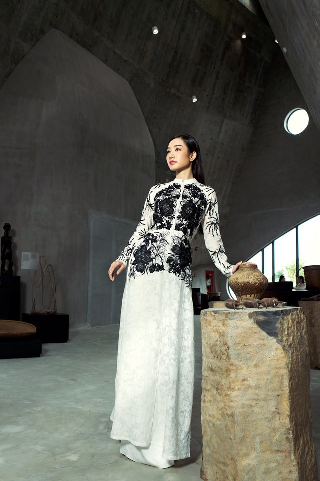 “Nàng thơ xứ Huế” Ngọc Trân gây thương nhớ với “vòng eo con kiến” - Ảnh 4. “Nàng thơ xứ Huế” Ngọc Trân gây thương nhớ với “vòng eo con kiến” - Ảnh 4.