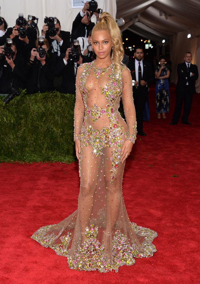 Những bộ đầm táo bạo nhất từng xuất hiện tại “đại tiệc thời trang” Met Gala - Ảnh 9. Những bộ đầm táo bạo nhất từng xuất hiện tại “đại tiệc thời trang” Met Gala - Ảnh 9.