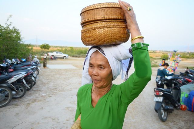 Đặc sắc lễ tảo mộ trong ngày hội Ramưwan của người Chăm - Ảnh 3.