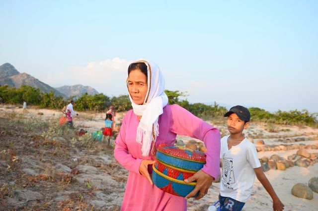 Đặc sắc lễ tảo mộ trong ngày hội Ramưwan của người Chăm - Ảnh 4.