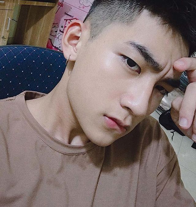 Nam sinh Hà Nội được ví là “cực phẩm”, góc nghiêng giống ca sĩ Sơn Tùng M - Ảnh 2. Nam sinh Hà Nội được ví là “cực phẩm”, góc nghiêng giống ca sĩ Sơn Tùng M - Ảnh 2.