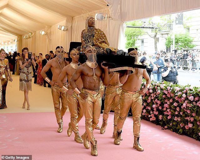 Sao nam hóa nữ hoàng Cleopatra dự Met gala - Ảnh 1. Sao nam hóa nữ hoàng Cleopatra dự Met gala - Ảnh 1.