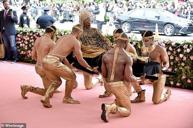Sao nam hóa nữ hoàng Cleopatra dự Met gala - Ảnh 3. Sao nam hóa nữ hoàng Cleopatra dự Met gala - Ảnh 3.