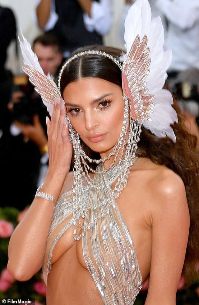 Choáng váng với trang phục hở bạo của Emily Ratajkowski - Ảnh 3. Choáng váng với trang phục hở bạo của Emily Ratajkowski - Ảnh 3.