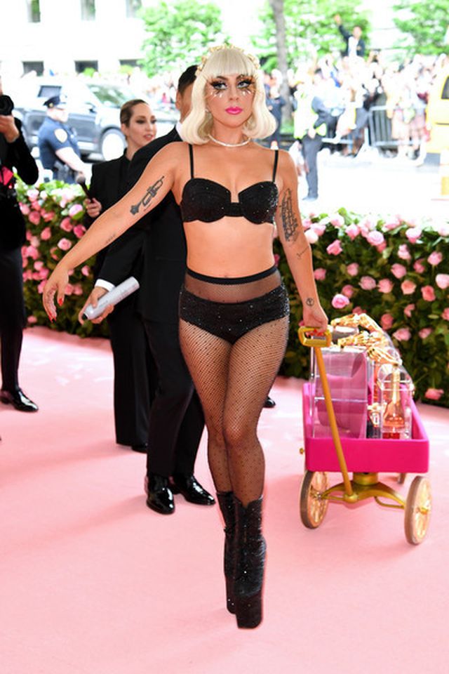 Loạt trang phục nổi bật của Lady Gaga tại Met gala 2019 - Ảnh 2.