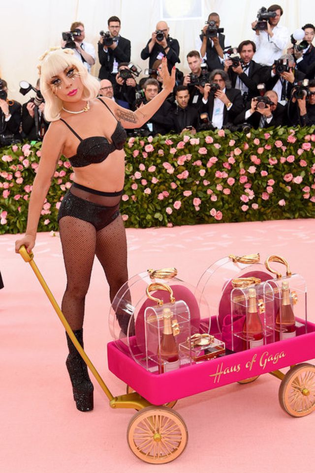 Loạt trang phục nổi bật của Lady Gaga tại Met gala 2019 - Ảnh 3.