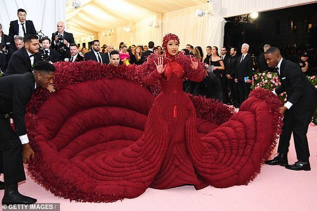 Cardi B gây choáng với váy siêu cầu kỳ - Ảnh 1. Cardi B gây choáng với váy siêu cầu kỳ - Ảnh 1.