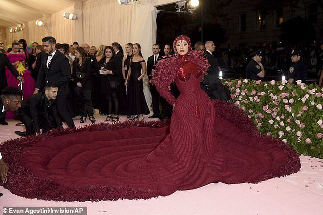 Cardi B gây choáng với váy siêu cầu kỳ - Ảnh 2. Cardi B gây choáng với váy siêu cầu kỳ - Ảnh 2.
