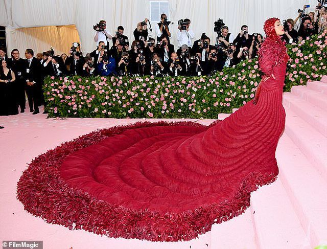 Cardi B gây choáng với váy siêu cầu kỳ - Ảnh 3. Cardi B gây choáng với váy siêu cầu kỳ - Ảnh 3.