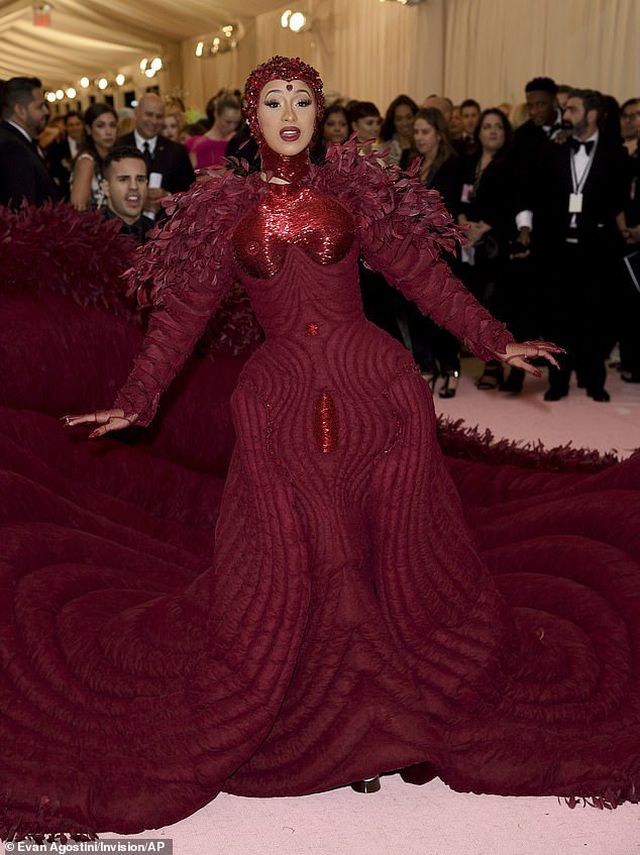 Cardi B gây choáng với váy siêu cầu kỳ - Ảnh 4. Cardi B gây choáng với váy siêu cầu kỳ - Ảnh 4.