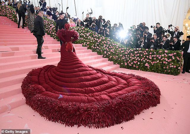 Cardi B gây choáng với váy siêu cầu kỳ - Ảnh 5. Cardi B gây choáng với váy siêu cầu kỳ - Ảnh 5.