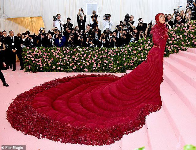 Cardi B gây choáng với váy siêu cầu kỳ - Ảnh 7. Cardi B gây choáng với váy siêu cầu kỳ - Ảnh 7.