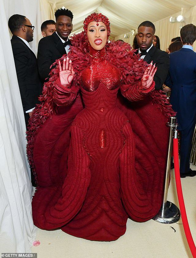 Cardi B gây choáng với váy siêu cầu kỳ - Ảnh 8. Cardi B gây choáng với váy siêu cầu kỳ - Ảnh 8.