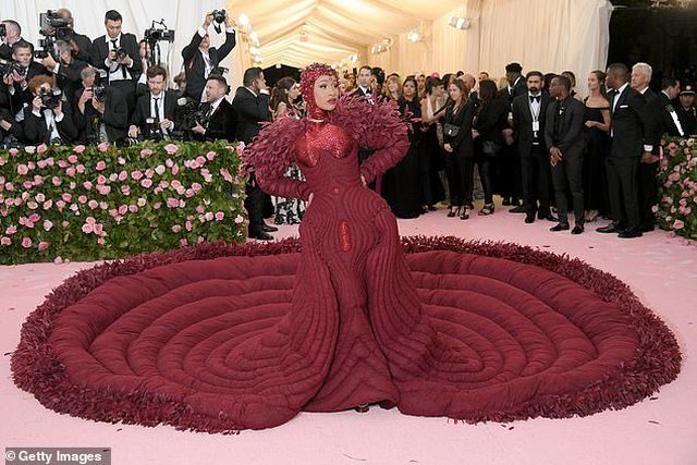Cardi B gây choáng với váy siêu cầu kỳ - Ảnh 9. Cardi B gây choáng với váy siêu cầu kỳ - Ảnh 9.