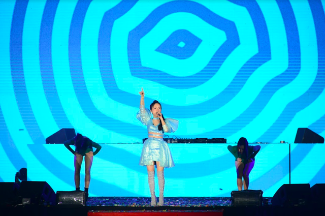 Chi Pu, Jun Vũ, Ho&agrave;ng Oanh lộng lẫy trong đ&ecirc;m hội ho&agrave;nh tr&aacute;nh th&aacute;ng 5 d&agrave;nh cho giới trẻ - Ảnh 2.