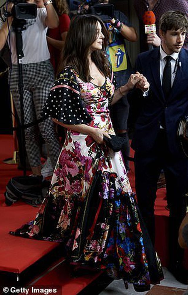 Monica Bellucci trẻ đẹp b&ecirc;n bạn trai k&eacute;m 18 tuổi - Ảnh 6.