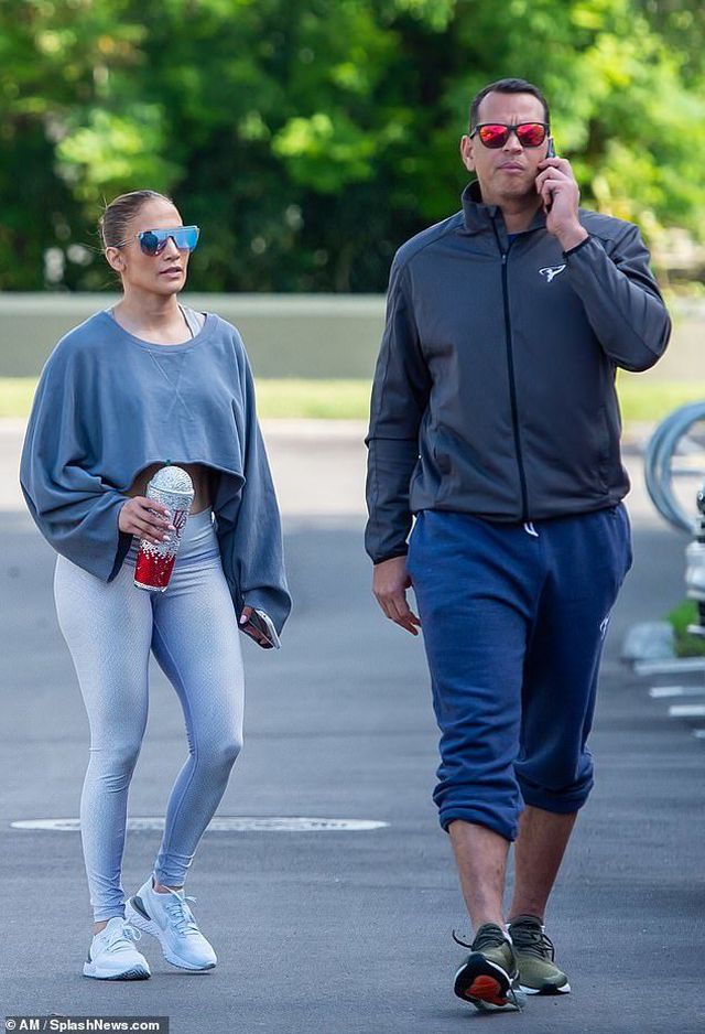 Jennifer Lopez khỏe khoắn ra phố với bạn trai kém tuổi - Ảnh 1. Jennifer Lopez khỏe khoắn ra phố với bạn trai kém tuổi - Ảnh 1.