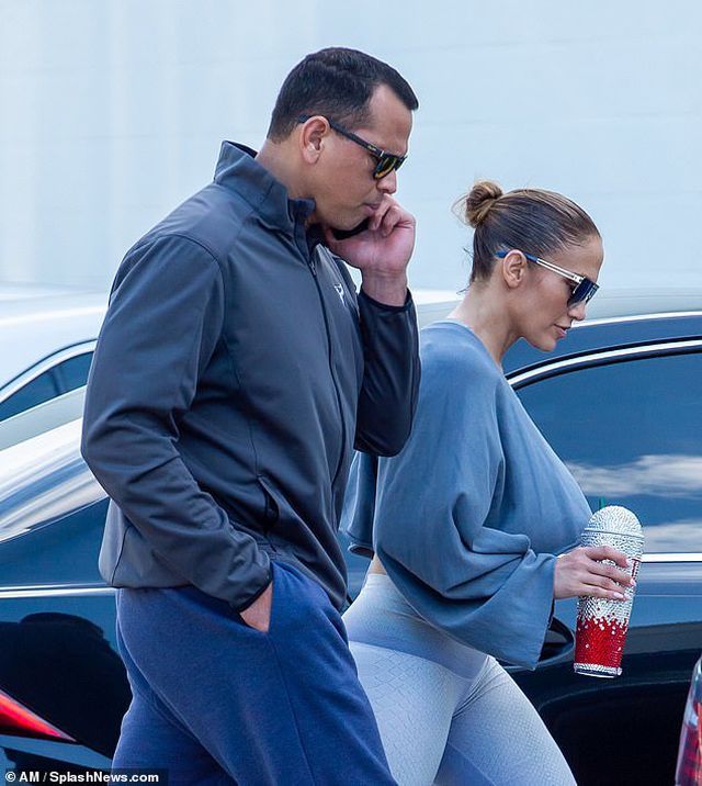 Jennifer Lopez khỏe khoắn ra phố với bạn trai kém tuổi - Ảnh 3. Jennifer Lopez khỏe khoắn ra phố với bạn trai kém tuổi - Ảnh 3.