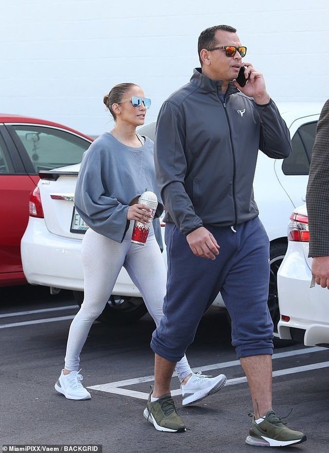 Jennifer Lopez khỏe khoắn ra phố với bạn trai kém tuổi - Ảnh 4. Jennifer Lopez khỏe khoắn ra phố với bạn trai kém tuổi - Ảnh 4.