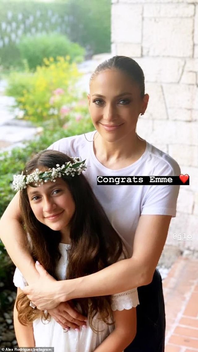 Jennifer Lopez khỏe khoắn ra phố với bạn trai kém tuổi - Ảnh 6. Jennifer Lopez khỏe khoắn ra phố với bạn trai kém tuổi - Ảnh 6.