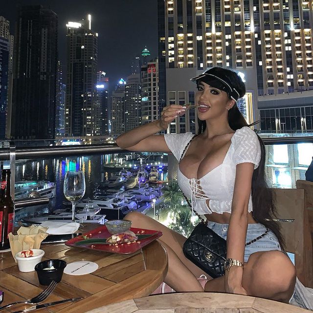 Chloe Khan liên tục khoe ngực ngoại cỡ - Ảnh 3. Chloe Khan liên tục khoe ngực ngoại cỡ - Ảnh 3.