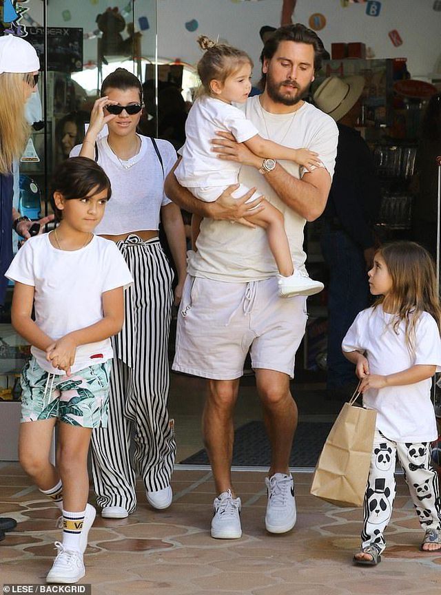 Sofia Richie khoe cơ bụng săn chắc - Ảnh 7. Sofia Richie khoe cơ bụng săn chắc - Ảnh 7.