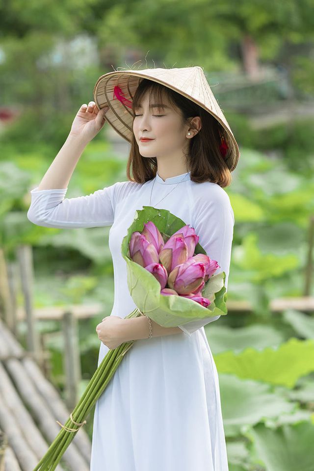 Thiếu nữ quê quan họ Bắc Ninh tinh khôi bên hoa sen - Ảnh 2. Thiếu nữ quê quan họ Bắc Ninh tinh khôi bên hoa sen - Ảnh 2.