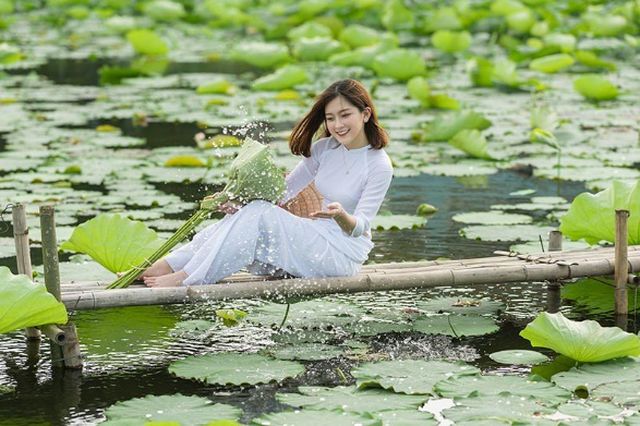Thiếu nữ quê quan họ Bắc Ninh tinh khôi bên hoa sen - Ảnh 3. Thiếu nữ quê quan họ Bắc Ninh tinh khôi bên hoa sen - Ảnh 3.
