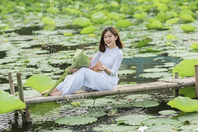 Thiếu nữ quê quan họ Bắc Ninh tinh khôi bên hoa sen - Ảnh 4. Thiếu nữ quê quan họ Bắc Ninh tinh khôi bên hoa sen - Ảnh 4.