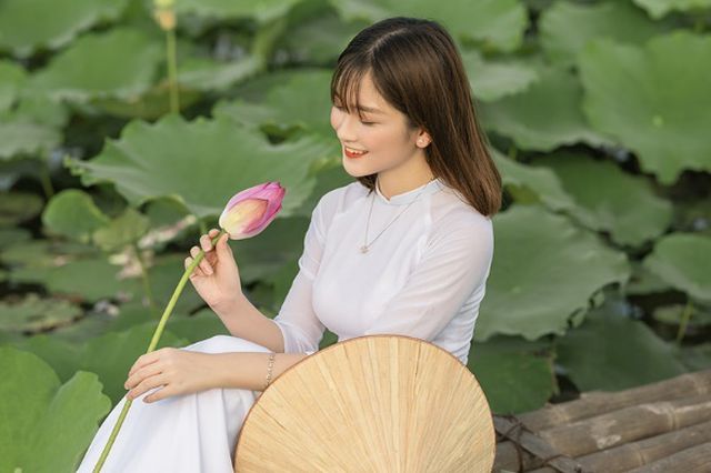 Thiếu nữ quê quan họ Bắc Ninh tinh khôi bên hoa sen - Ảnh 6. Thiếu nữ quê quan họ Bắc Ninh tinh khôi bên hoa sen - Ảnh 6.