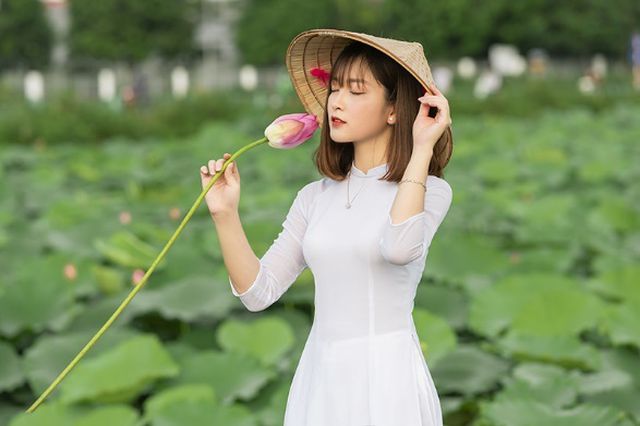 Thiếu nữ quê quan họ Bắc Ninh tinh khôi bên hoa sen - Ảnh 8. Thiếu nữ quê quan họ Bắc Ninh tinh khôi bên hoa sen - Ảnh 8.
