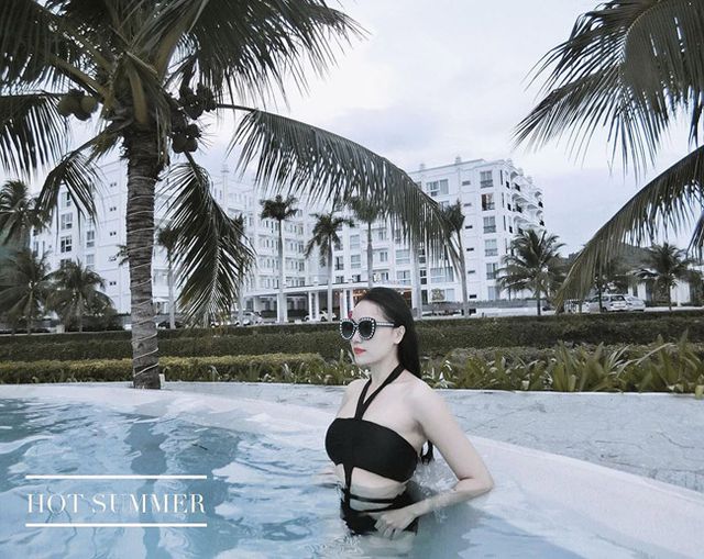 Bỏng mắt ngắm dàn bạn gái cầu thủ diện bikini đón hè - Ảnh 2.