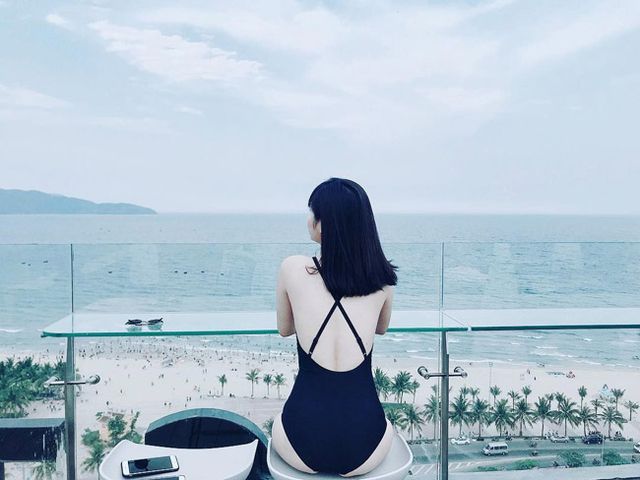 Bỏng mắt ngắm dàn bạn gái cầu thủ diện bikini đón hè - Ảnh 11.