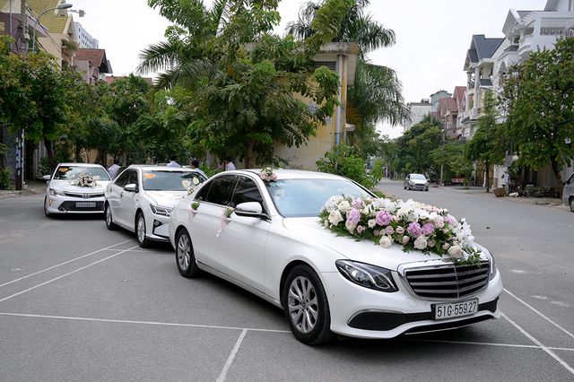 Nhạc sĩ Dương Khắc Linh liên tục hôn vợ Sara Lưu trong lễ vu quy - Ảnh 1. Nhạc sĩ Dương Khắc Linh liên tục hôn vợ Sara Lưu trong lễ vu quy - Ảnh 1.