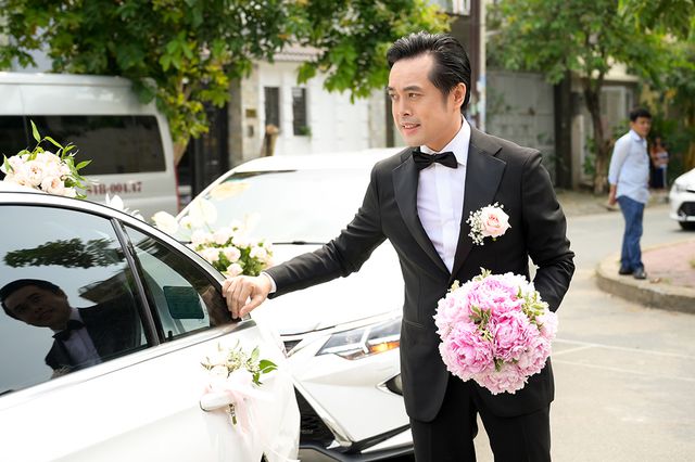 Nhạc sĩ Dương Khắc Linh liên tục hôn vợ Sara Lưu trong lễ vu quy - Ảnh 2. Nhạc sĩ Dương Khắc Linh liên tục hôn vợ Sara Lưu trong lễ vu quy - Ảnh 2.