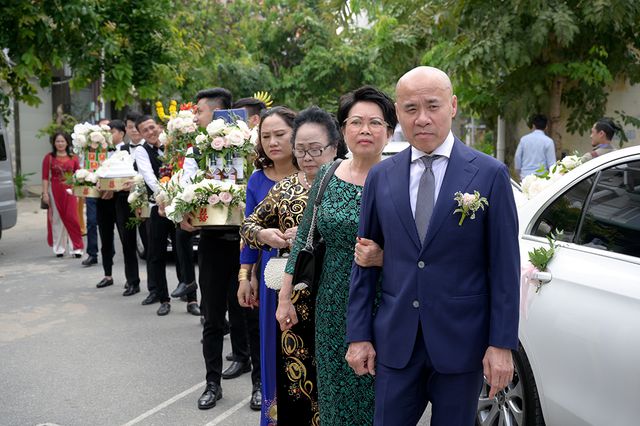Nhạc sĩ Dương Khắc Linh liên tục hôn vợ Sara Lưu trong lễ vu quy - Ảnh 3. Nhạc sĩ Dương Khắc Linh liên tục hôn vợ Sara Lưu trong lễ vu quy - Ảnh 3.