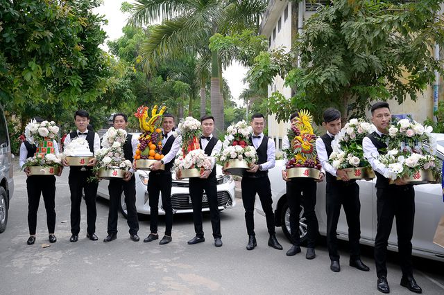 Nhạc sĩ Dương Khắc Linh liên tục hôn vợ Sara Lưu trong lễ vu quy - Ảnh 4. Nhạc sĩ Dương Khắc Linh liên tục hôn vợ Sara Lưu trong lễ vu quy - Ảnh 4.