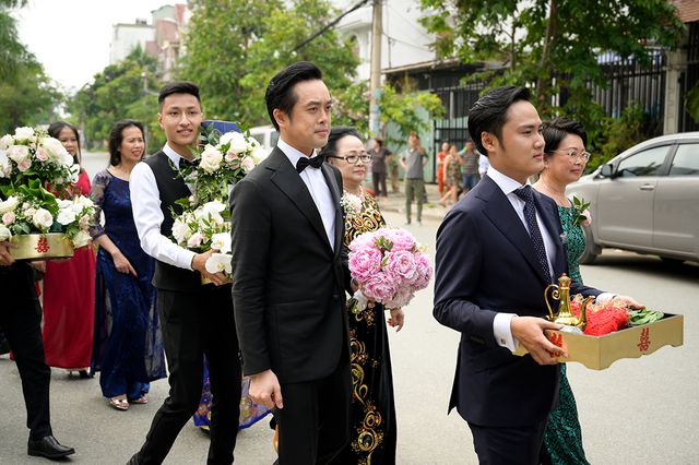 Nhạc sĩ Dương Khắc Linh liên tục hôn vợ Sara Lưu trong lễ vu quy - Ảnh 5. Nhạc sĩ Dương Khắc Linh liên tục hôn vợ Sara Lưu trong lễ vu quy - Ảnh 5.