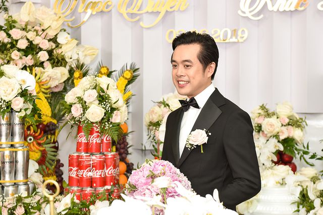 Nhạc sĩ Dương Khắc Linh liên tục hôn vợ Sara Lưu trong lễ vu quy - Ảnh 6. Nhạc sĩ Dương Khắc Linh liên tục hôn vợ Sara Lưu trong lễ vu quy - Ảnh 6.