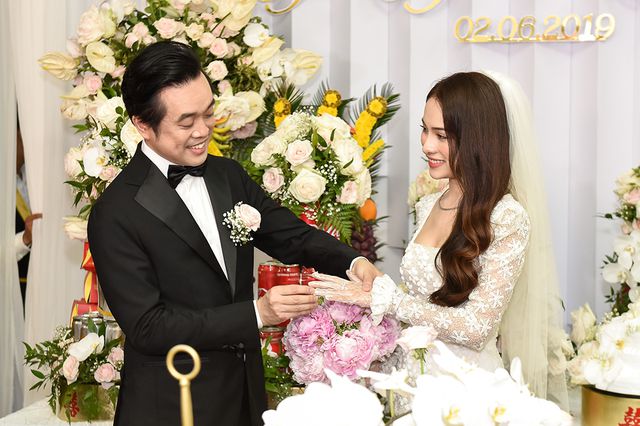 Nhạc sĩ Dương Khắc Linh liên tục hôn vợ Sara Lưu trong lễ vu quy - Ảnh 7. Nhạc sĩ Dương Khắc Linh liên tục hôn vợ Sara Lưu trong lễ vu quy - Ảnh 7.