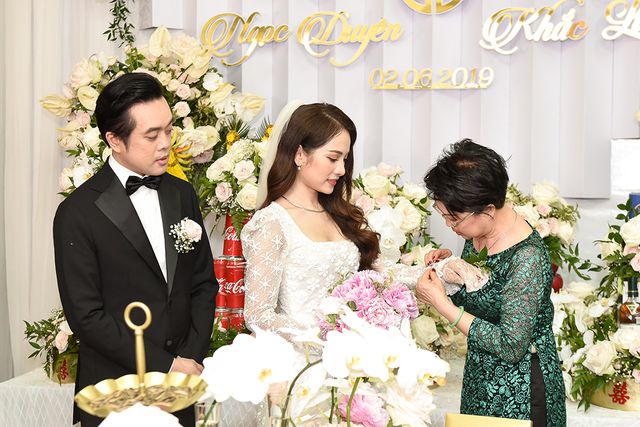 Nhạc sĩ Dương Khắc Linh liên tục hôn vợ Sara Lưu trong lễ vu quy - Ảnh 8. Nhạc sĩ Dương Khắc Linh liên tục hôn vợ Sara Lưu trong lễ vu quy - Ảnh 8.