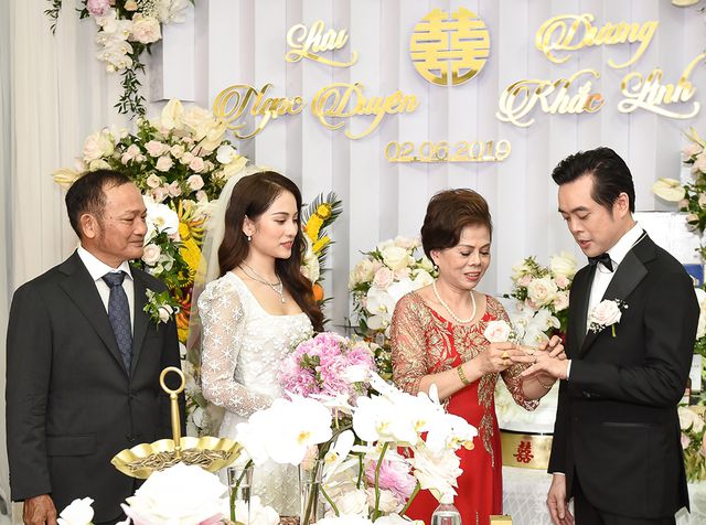 Nhạc sĩ Dương Khắc Linh liên tục hôn vợ Sara Lưu trong lễ vu quy - Ảnh 11. Nhạc sĩ Dương Khắc Linh liên tục hôn vợ Sara Lưu trong lễ vu quy - Ảnh 11.