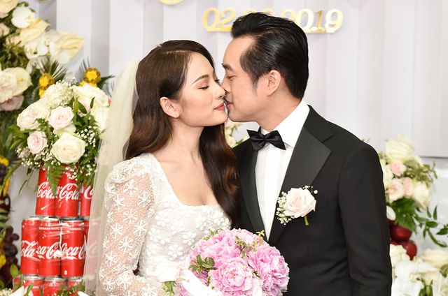 Nhạc sĩ Dương Khắc Linh liên tục hôn vợ Sara Lưu trong lễ vu quy - Ảnh 12. Nhạc sĩ Dương Khắc Linh liên tục hôn vợ Sara Lưu trong lễ vu quy - Ảnh 12.